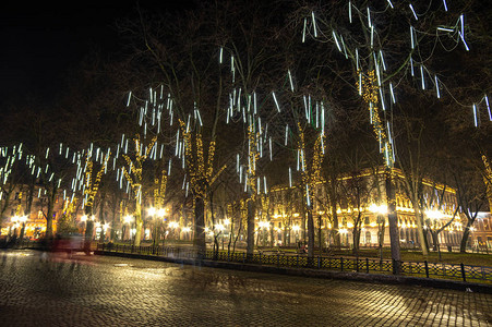 夜晚欧洲城市的节日照明图片