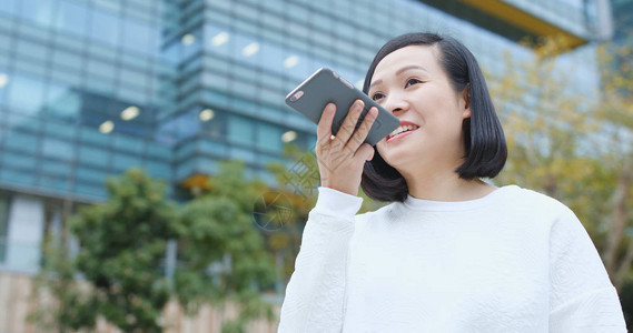 女人在手机上发送音频消息图片