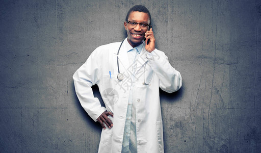 年轻黑人医生医疗专业工作者使用智能手机聊天图片