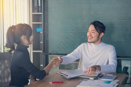 商务人士在办公室开会或谈判时握手商务图片