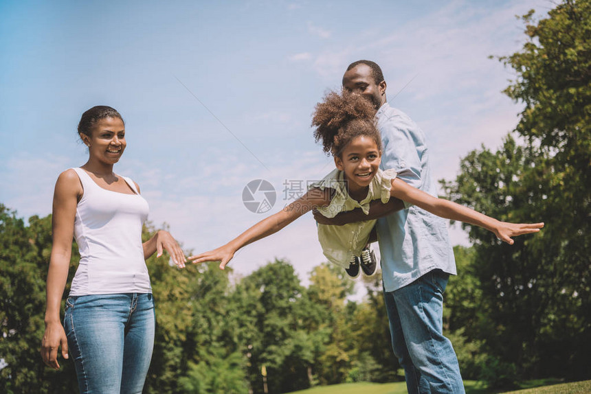 快乐的非洲美家庭在农村图片