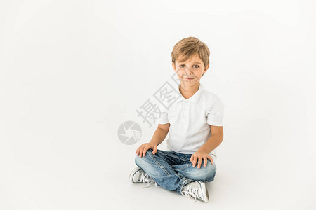 可爱的小男孩坐着笑图片