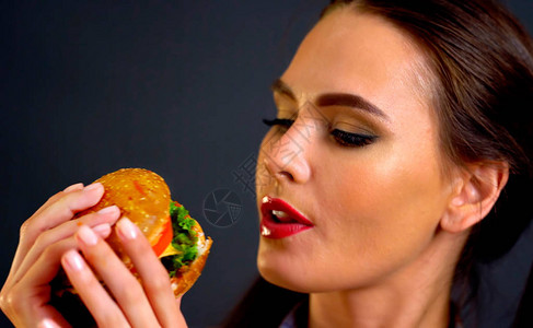还不是因为你穷女人吃汉堡女孩想吃汉堡适当的营养可以改善健康胃口好的人肖像贪婪地吃晚餐因为有一些你想要的东背景