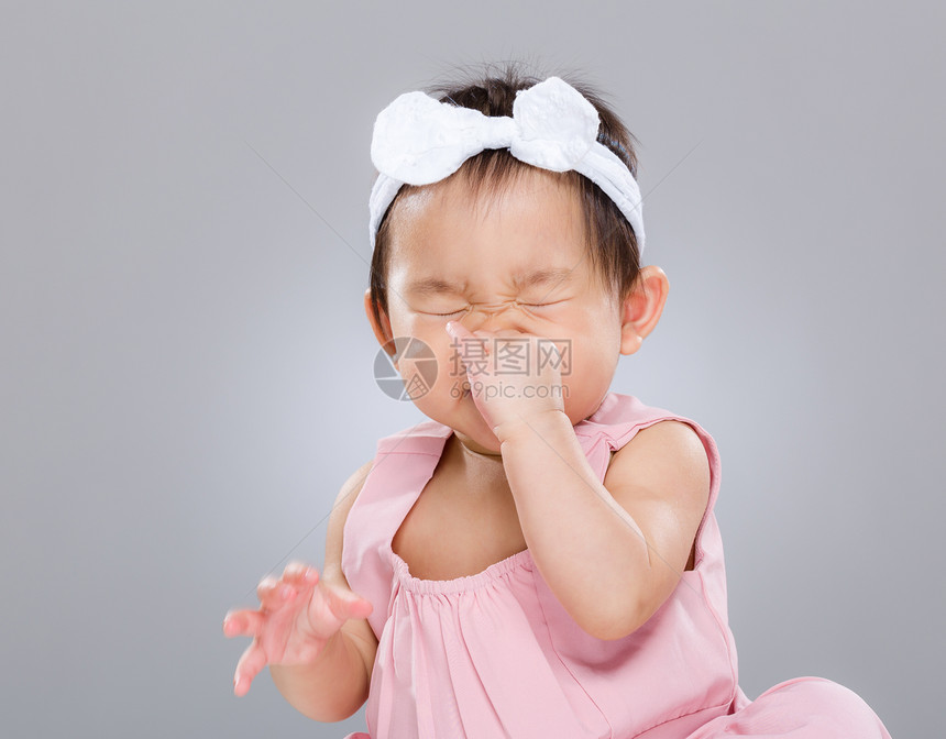 女婴打喷嚏图片