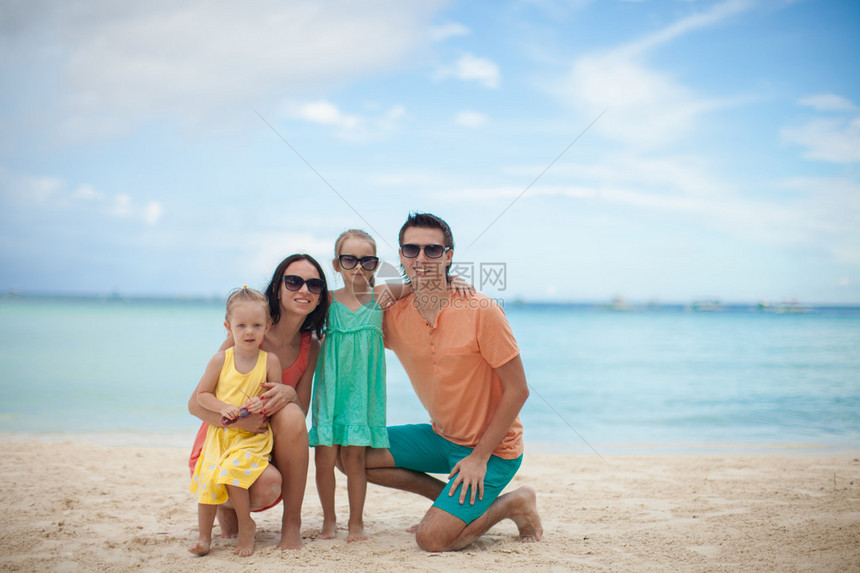 美丽的高加索家庭在热带度假时的肖像图片