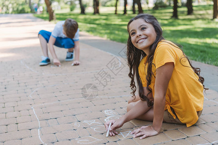 可爱的快乐的孩子画着粉图片