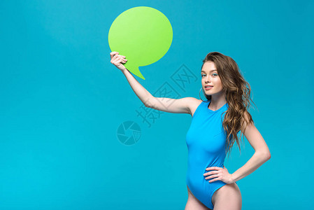 穿着泳装的迷人女孩带着蓝色孤图片