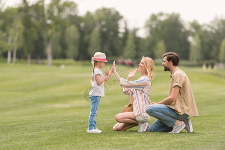 一个孩子一起在公园里玩耍的图片