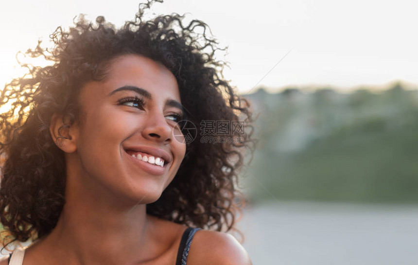 美微笑的非洲美国女外门肖图片