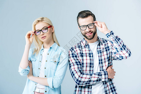 男女调整眼镜在图片
