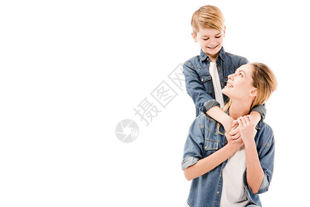 快乐的母亲和儿子拥抱图片