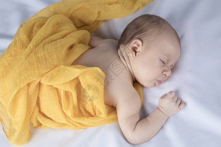 睡觉美丽的新生婴儿图片