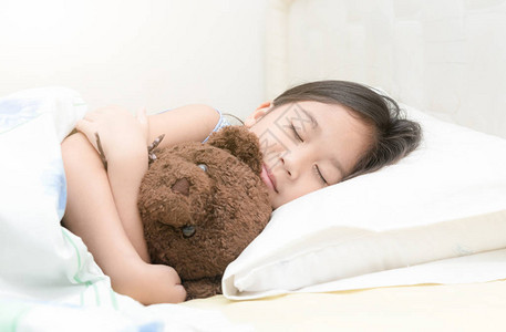可爱的亚洲小女孩睡觉在卧室的床图片