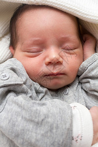 刚出生的婴儿睡觉的脸图片