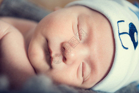 婴儿一个美丽的小孩的肖像微图片