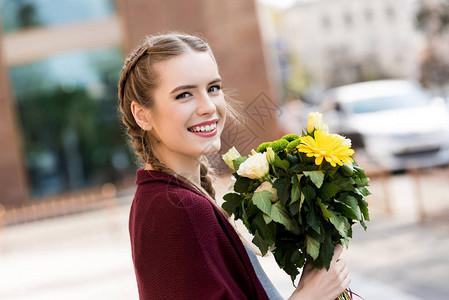 喜悦女人有选择焦点花束花看着图片