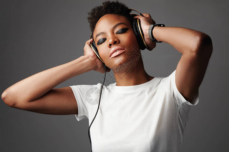 戴大耳机听音乐的美女摇滚风格黑人女图片