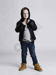 有趣的孩子时尚的小男孩穿着黄色鞋子的时尚孩子图片