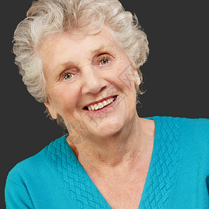 快乐的年长妇女的肖像孤图片
