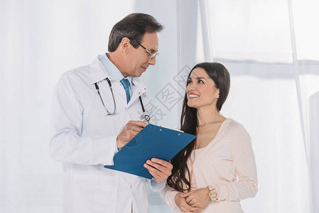微笑的医生和病人图片
