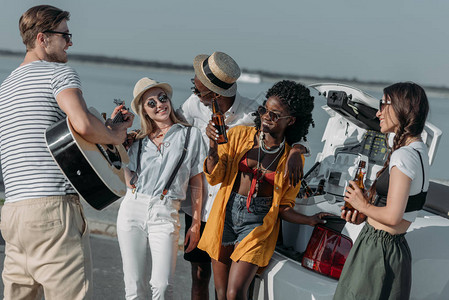 多元文化快乐的朋友在海边共度时背景图片