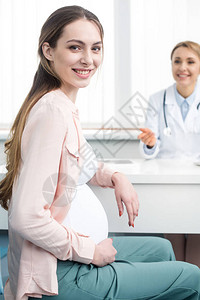 在诊所与妇科医生咨询后怀孕图片