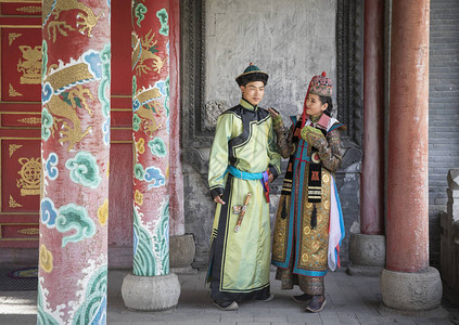 在乌兰巴托古寺附近的传统13世纪风格的蒙戈利亚夫妇中背景图片