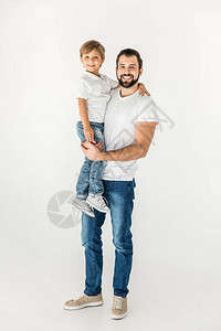 快乐的父亲抱着可爱的小儿子微笑着在摄像机上笑着图片
