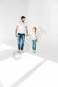 快乐的父亲和女儿手牵用白图片