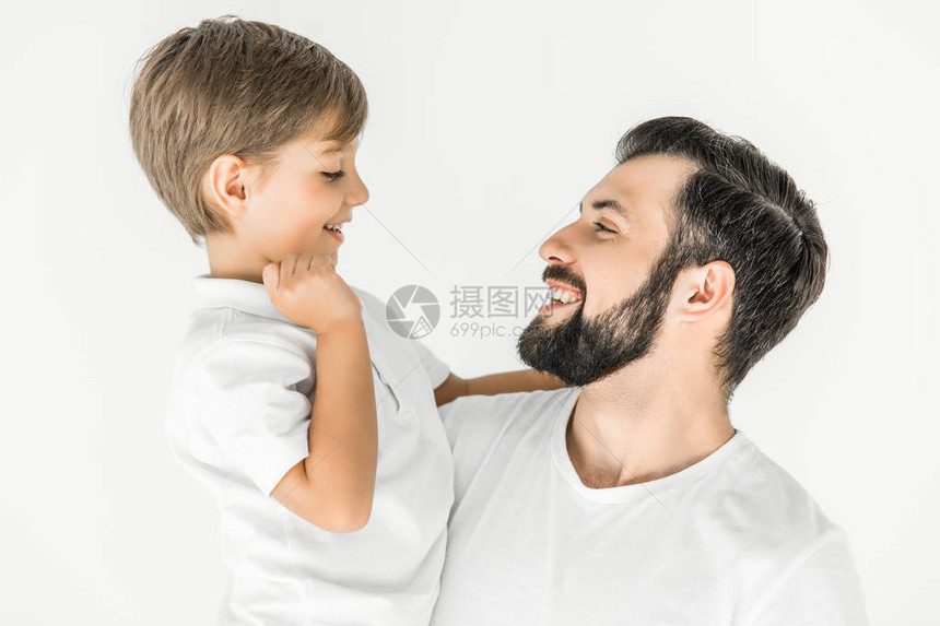 快乐的父亲和儿子笑着彼此图片