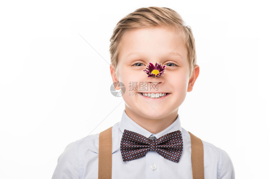 可爱的小男孩鼻子上花朵的可爱男孩图片