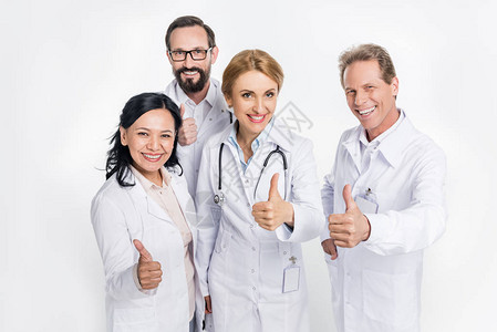 专业的医生团队展示大拇指举起图片