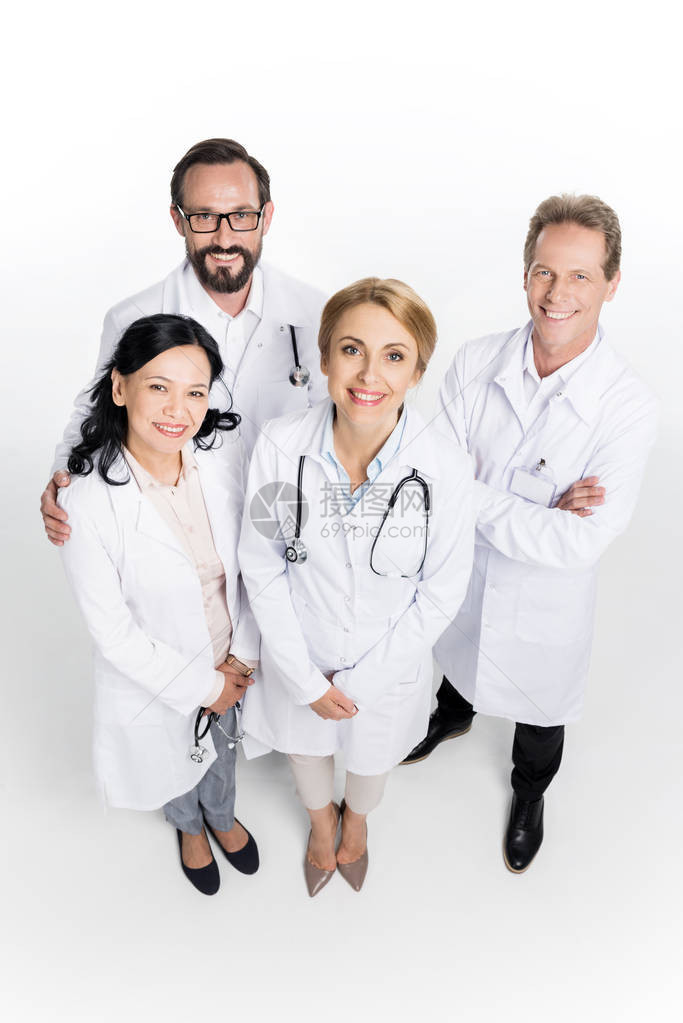 穿着白色大衣的多种族专业医生队伍高角度视角图片