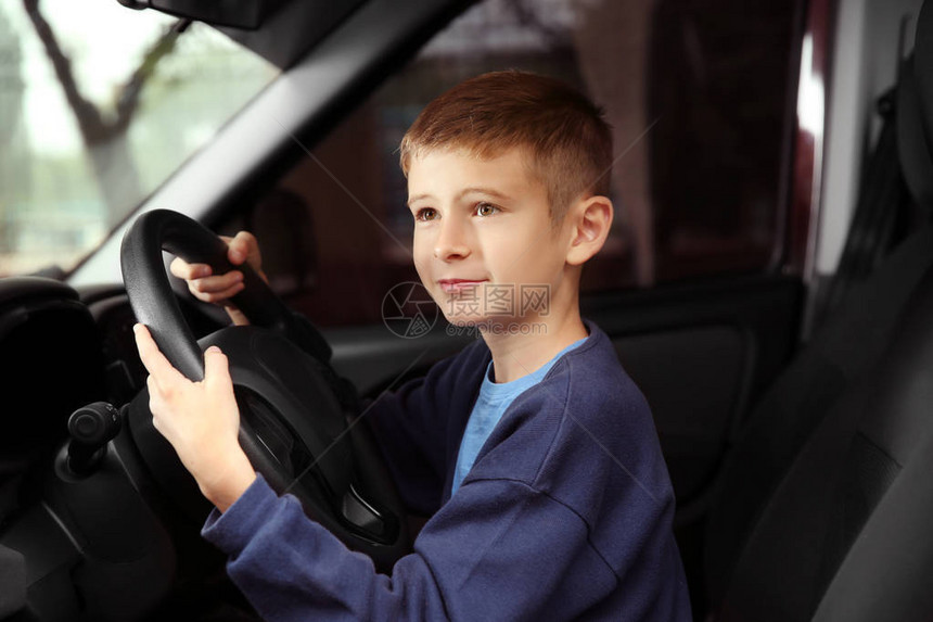 可爱的小男孩假装开车图片