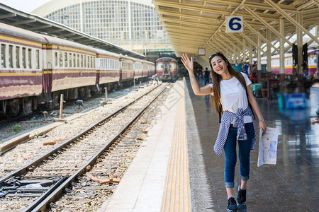 亚洲女旅行者在去火车站旅行前感到旅行和图片