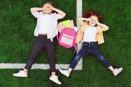 微美时代美笑微的女学生闭上眼睛躺在草地上背景