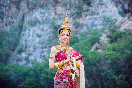 穿着泰国传统礼服的美丽的亚洲女图片