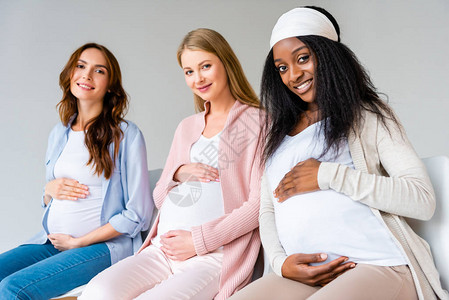 怀孕的多族裔多民族孕妇在产前课期间接触腹腔图片