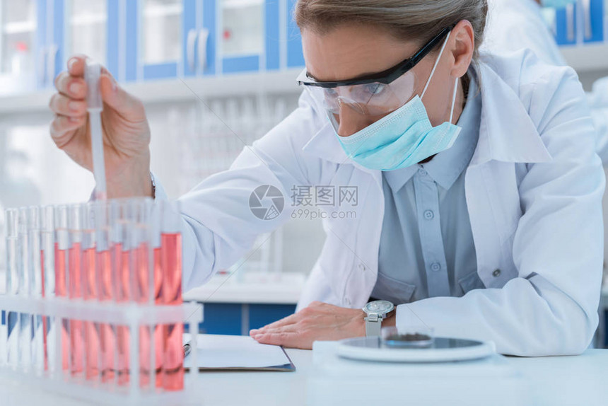 无菌面罩和防护眼镜的专业科学家图片