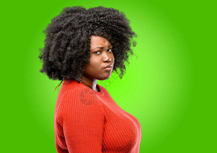 美丽的非洲妇女愤怒和愤怒地表达消极的情绪图片