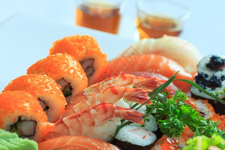 寿司饭生鱼和虾片图片