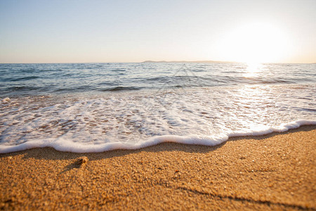 沙滩和夏日海浪在岸边图片