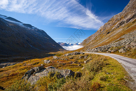 阳光明媚的秋天路挪威GamleStrynefjell图片