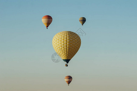 热气球在蓝天飞翔图片