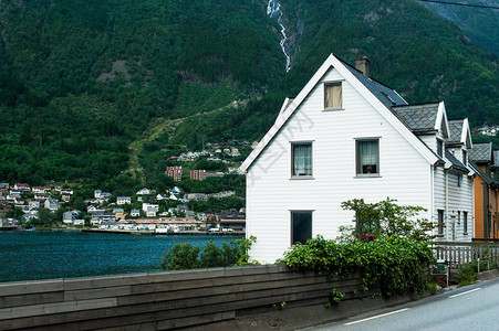 挪威建筑物和山丘的美丽景色图片