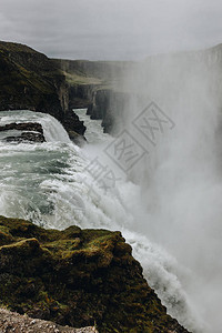 冰岛Gullfos瀑布上美丽的瀑图片