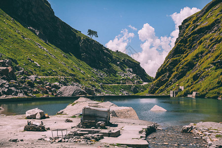 在印度喜马拉雅山罗坦山口带湖的图片