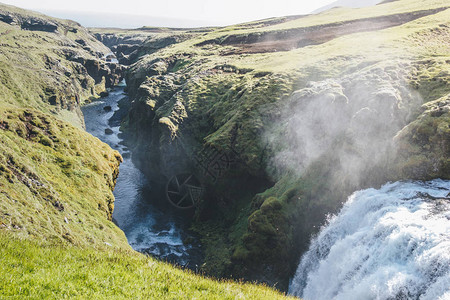 通过冰岛高地流经斯科加河的图片