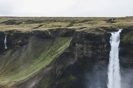 冰岛海佛斯瀑布和岩石峭壁的鸟瞰图图片