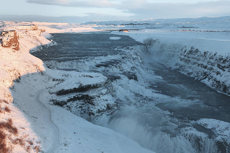 美丽的冰雪覆盖的冰岛风景与Gullfoss图片